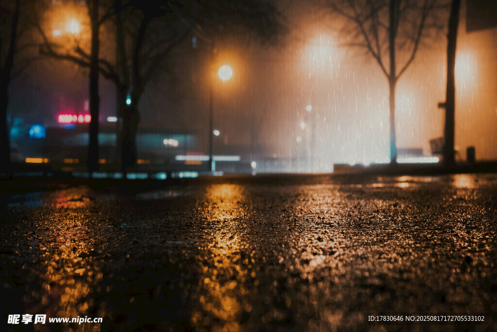雨夜街道的燈光倒影
