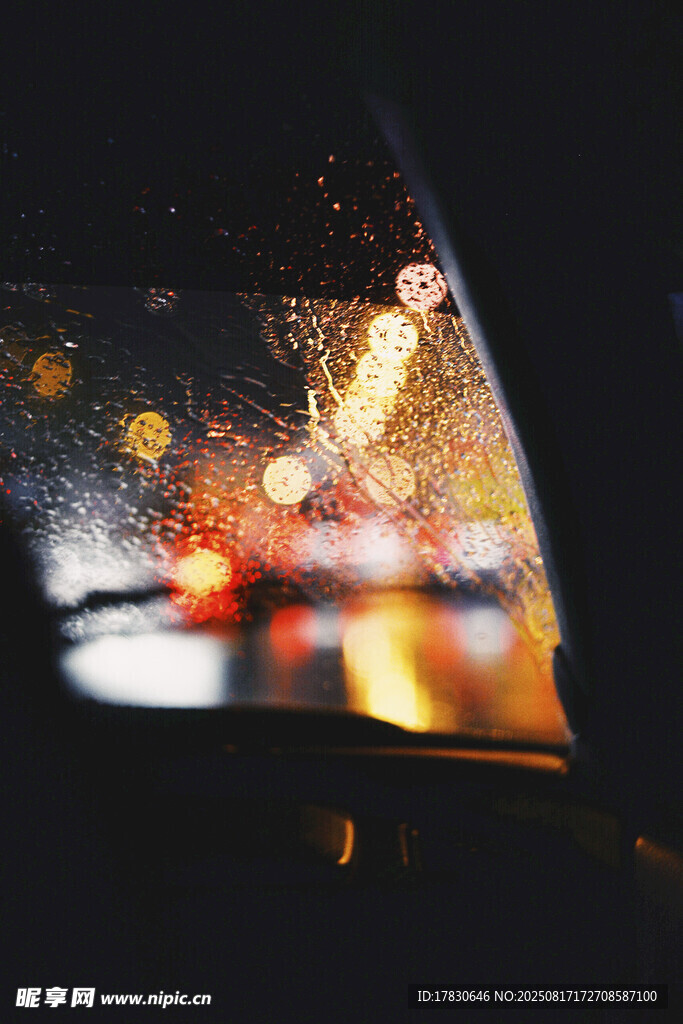 雨夜車內(nèi)透過車窗看街景