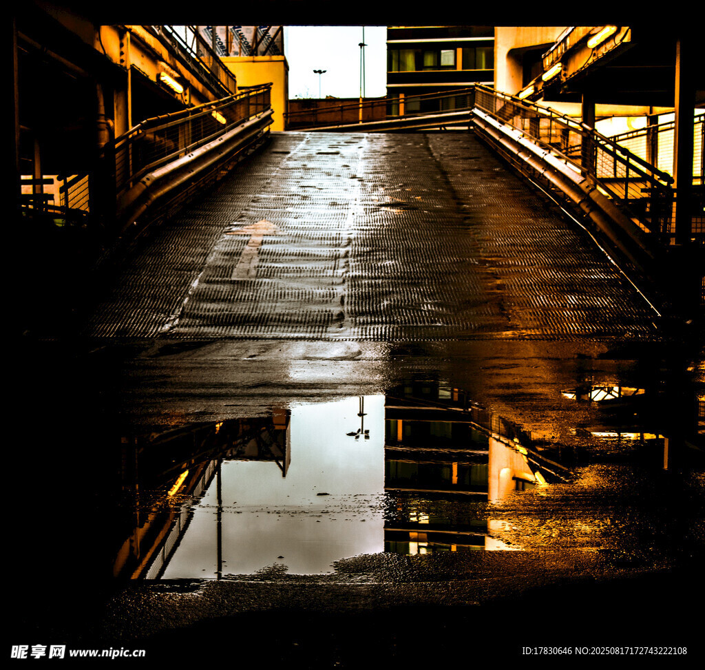 雨夜城市天橋的光影倒影