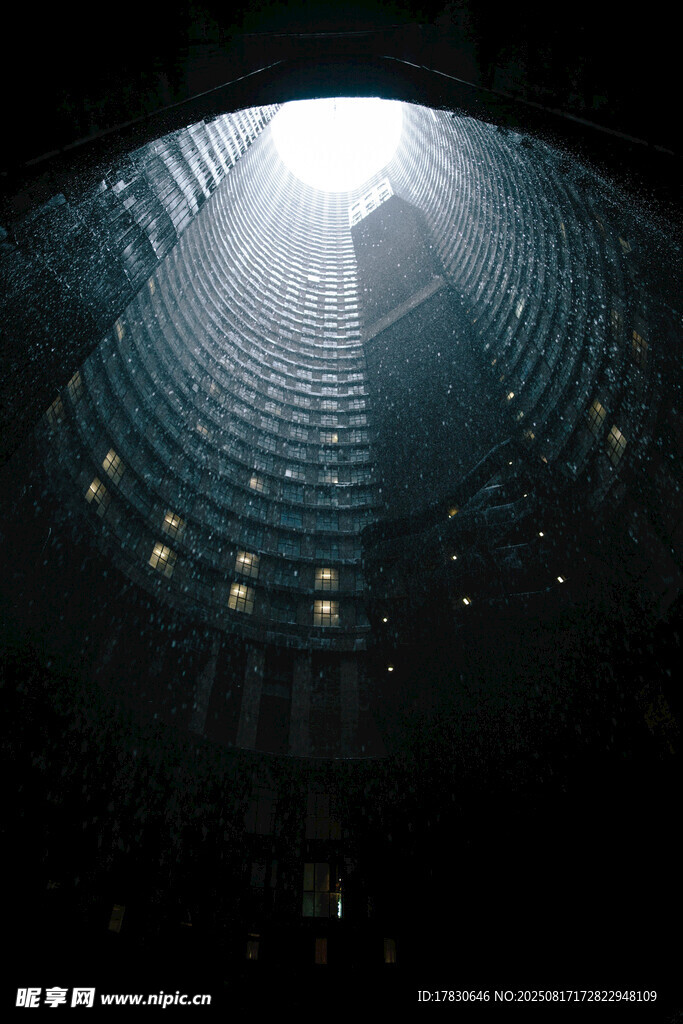 仰視摩天大樓璀璨夜景