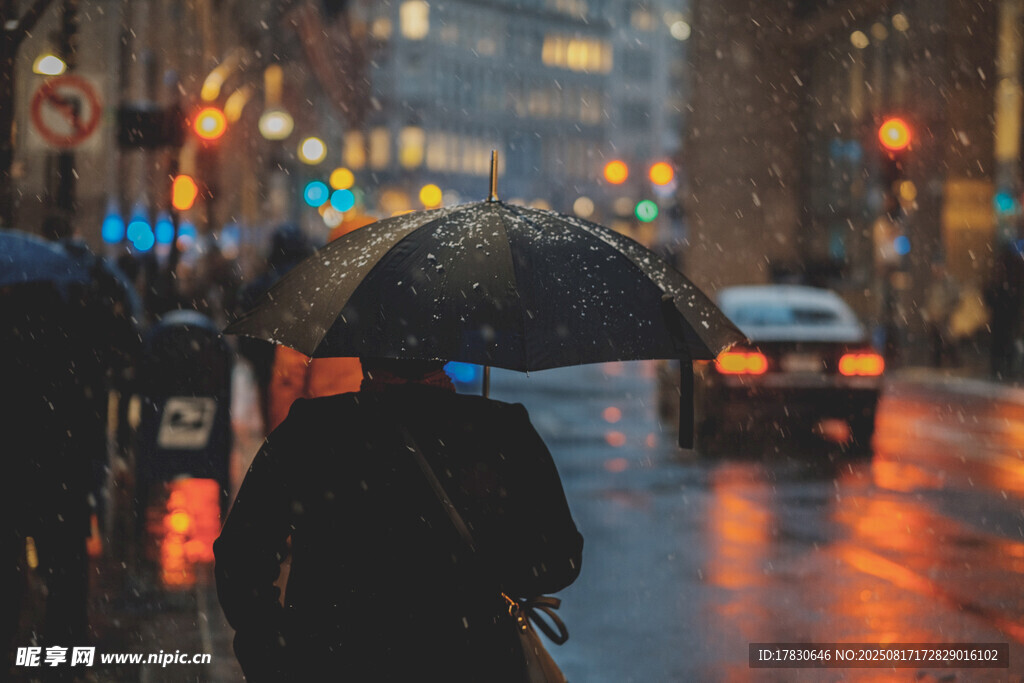 雨夜街頭撐傘的行人