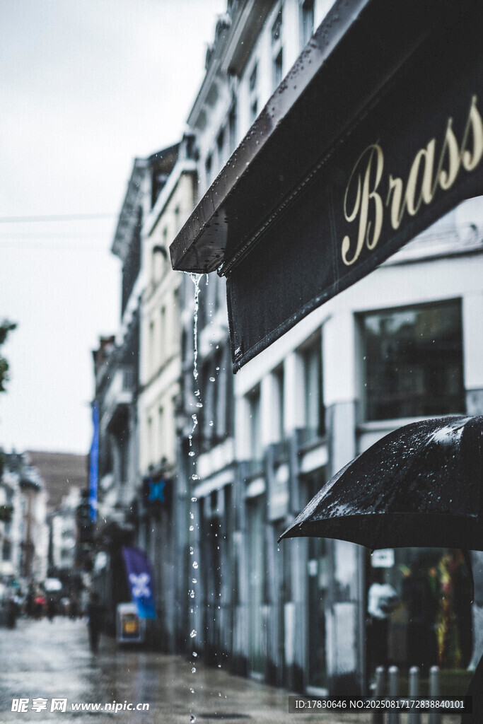 雨中街道上的精致店鋪