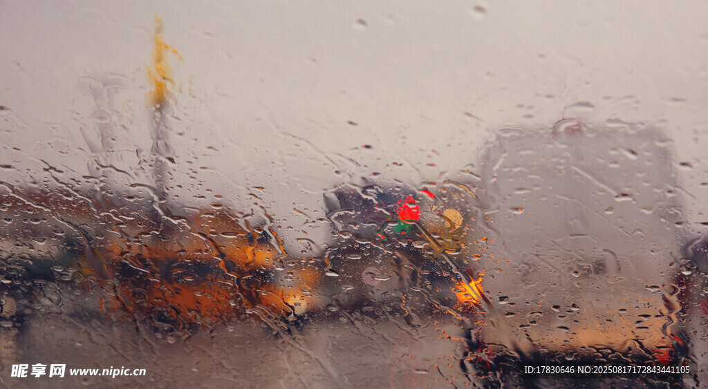 雨中車窗視角的城市景象