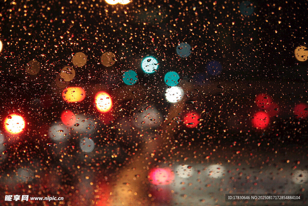 雨夜車(chē)窗上的斑斕燈光