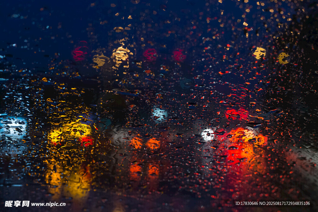 雨夜車窗上的斑斕城市光影