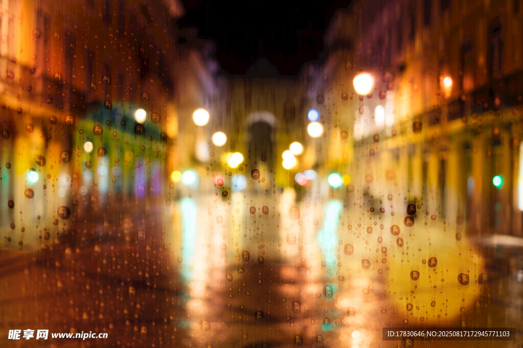 雨夜中燈火璀璨的街道