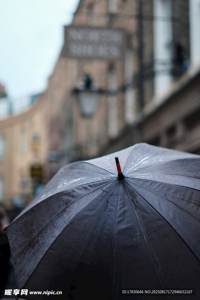 雨中撐傘漫步古老街道