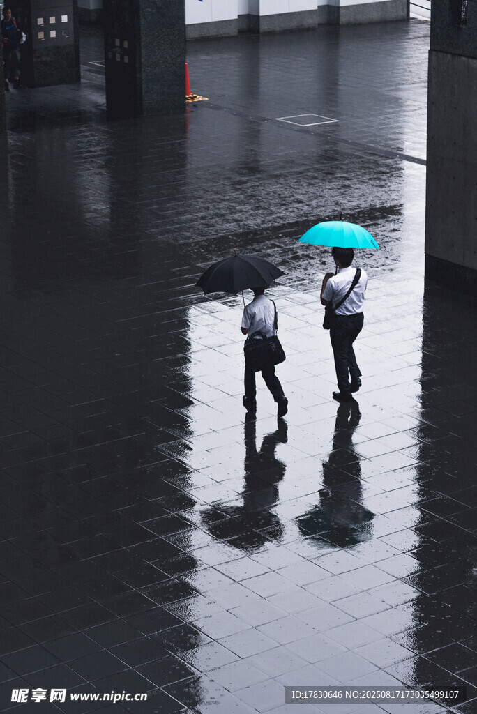 雨中撐傘漫步的兩人