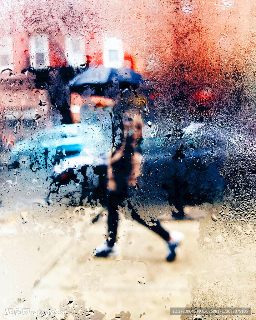雨中撐傘行走的行人