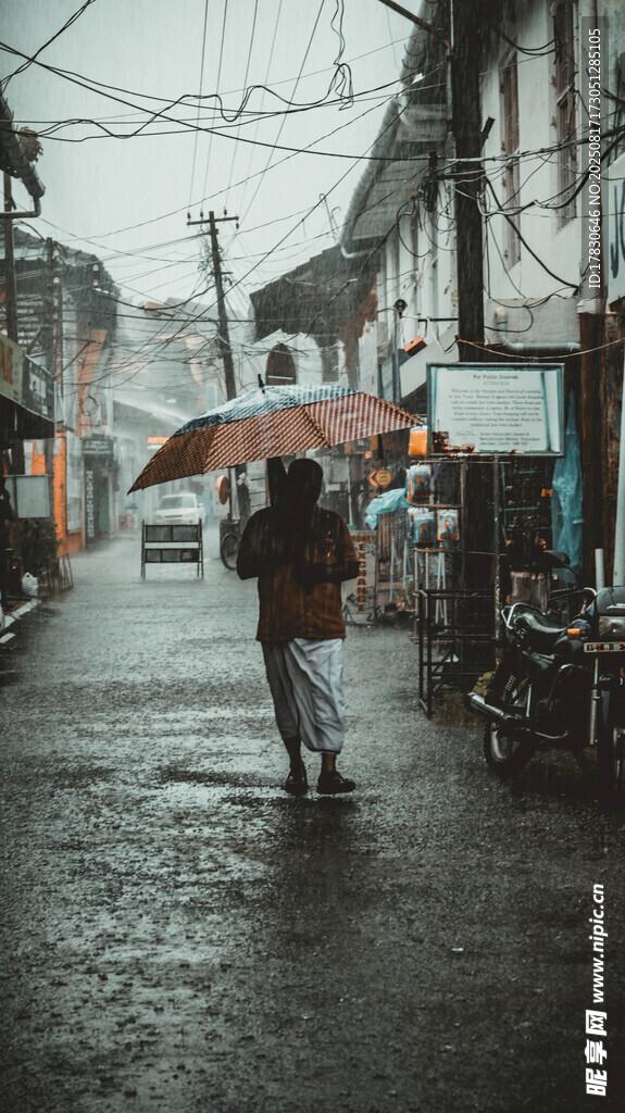 雨中街道獨(dú)行者