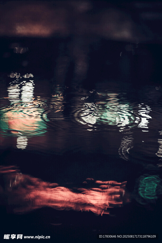 雨夜積水倒映城市光影