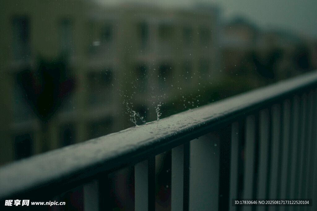 陽臺(tái)欄桿上的積雪景象