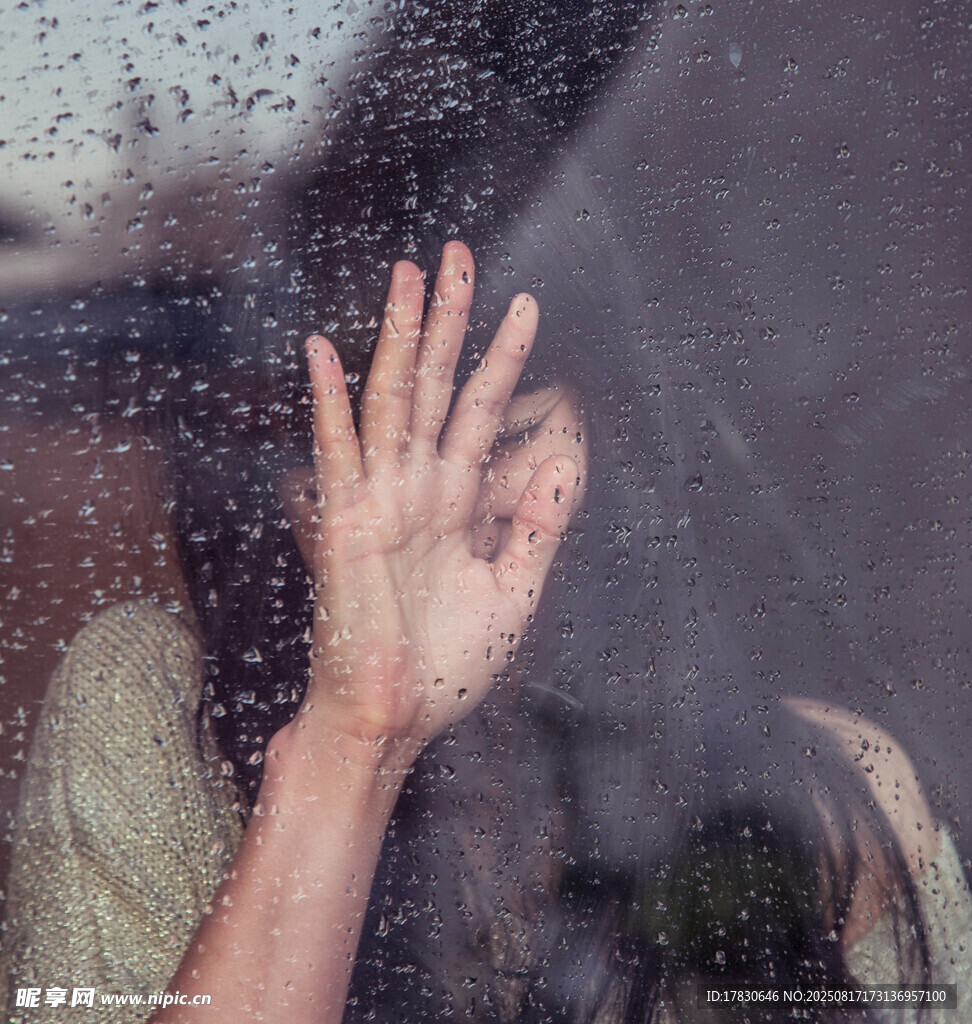 雨中手貼玻璃的落寞身影