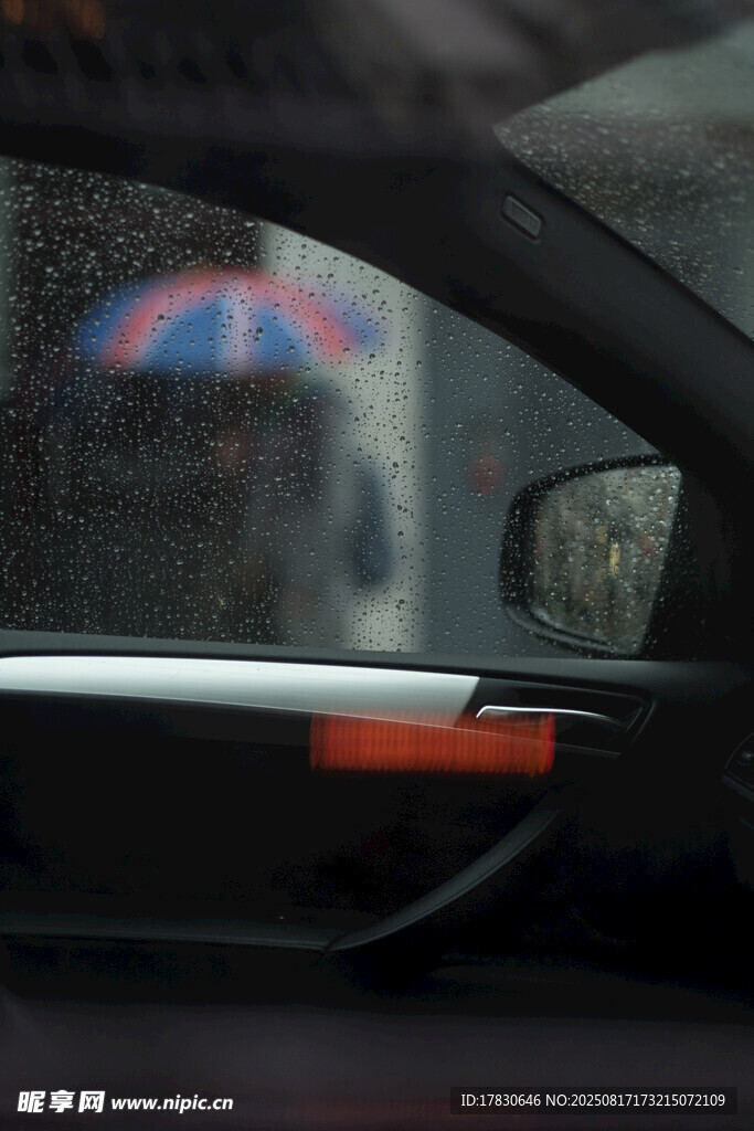 車內(nèi)視角看雨中模糊景象