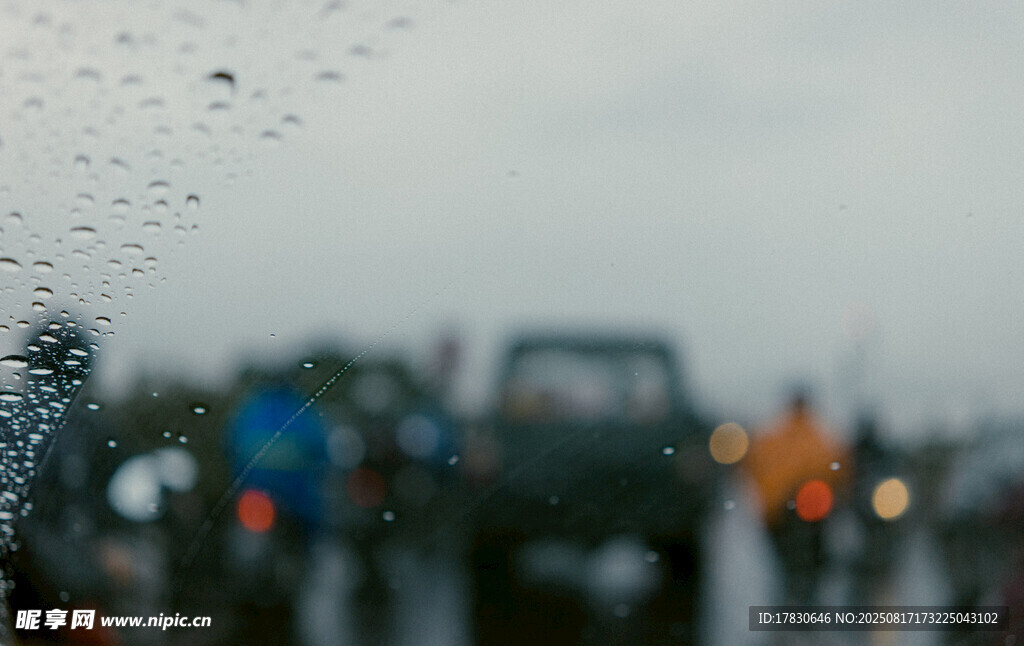 雨中模糊的車輛與行人