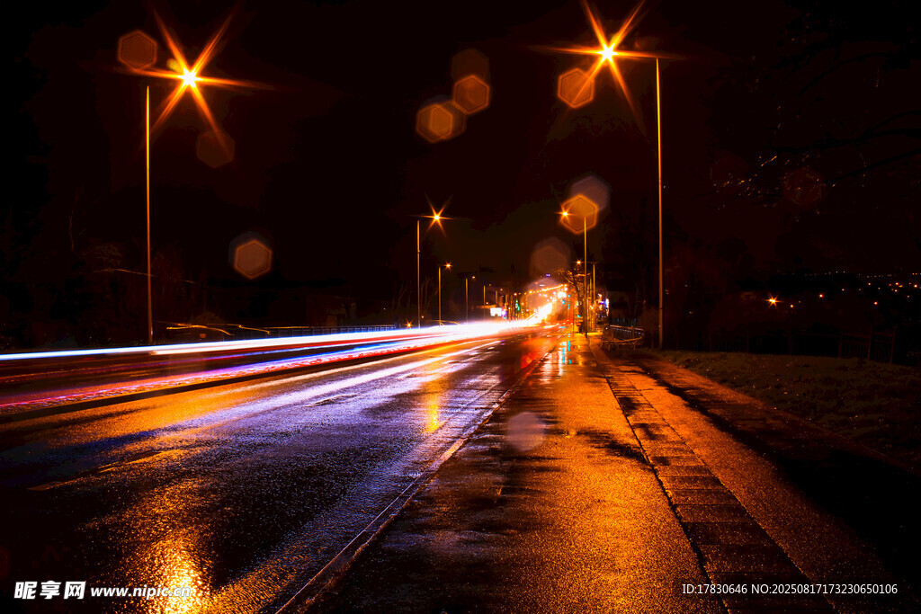 雨夜街道車輛燈光軌跡