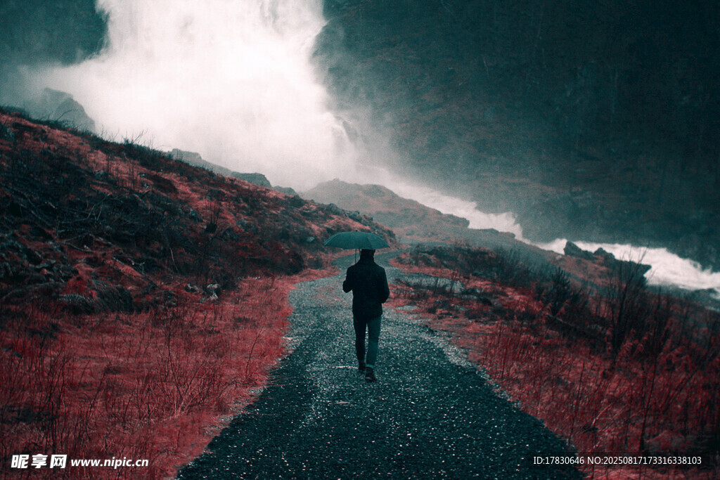 一人獨行于云霧山間小道