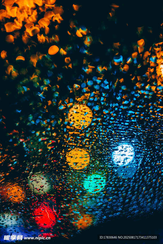 雨夜車窗上斑斕的燈光