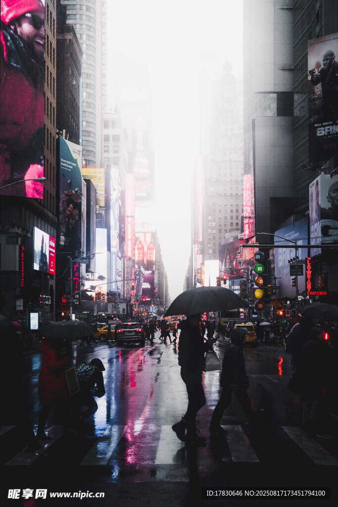 雨夜街頭撐傘行人的城市景