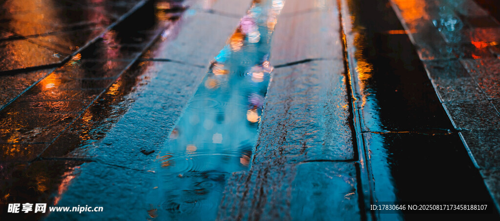 雨后積水路面的斑斕倒影
