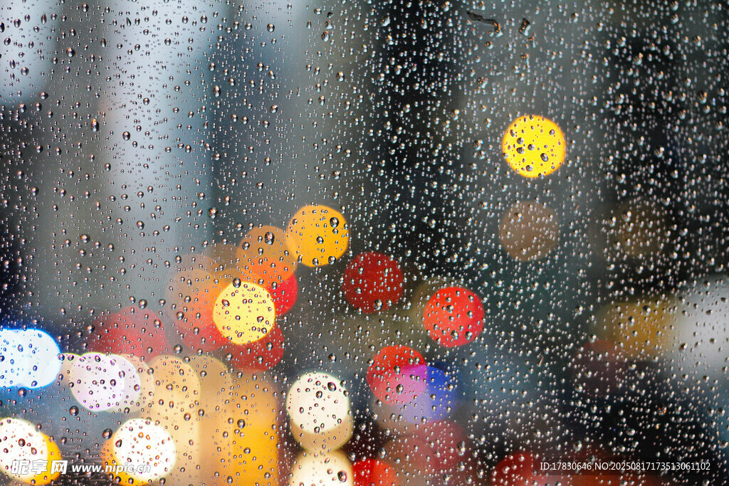 雨中車窗上的斑斕城市光影