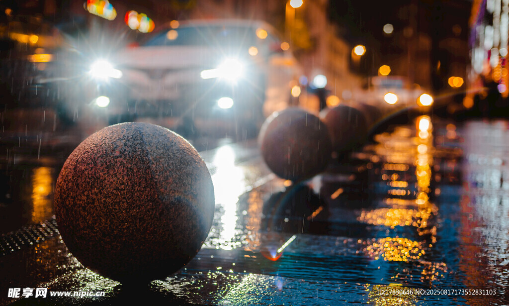 雨夜街頭的反光圓球