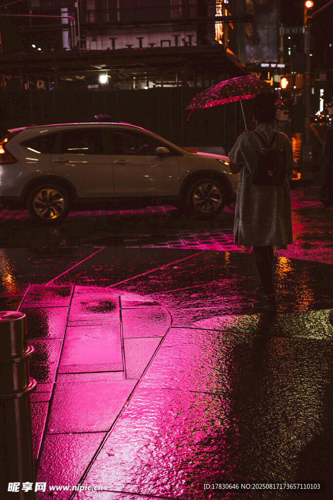 雨夜街頭行人與霓虹倒影