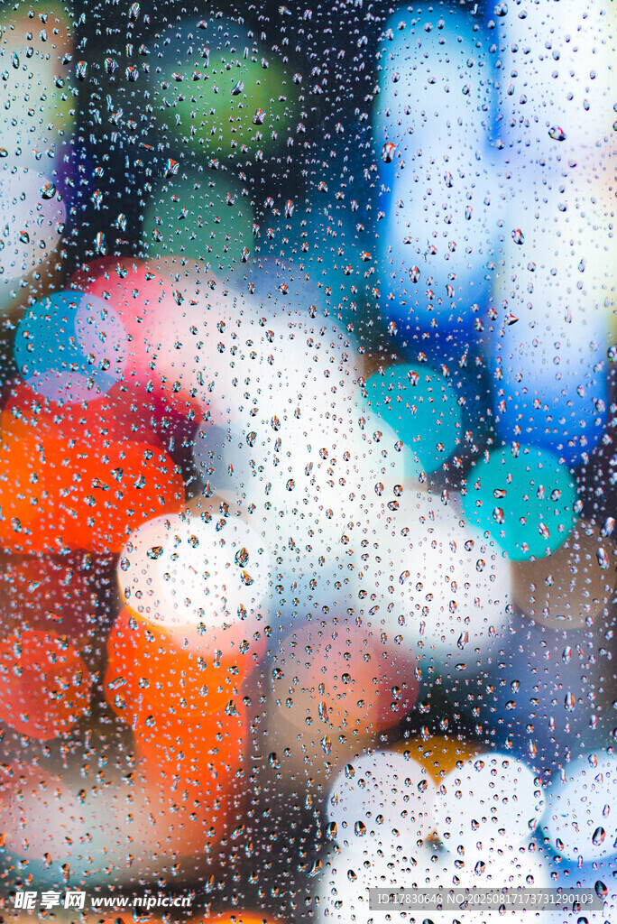 雨中模糊的多彩城市景象
