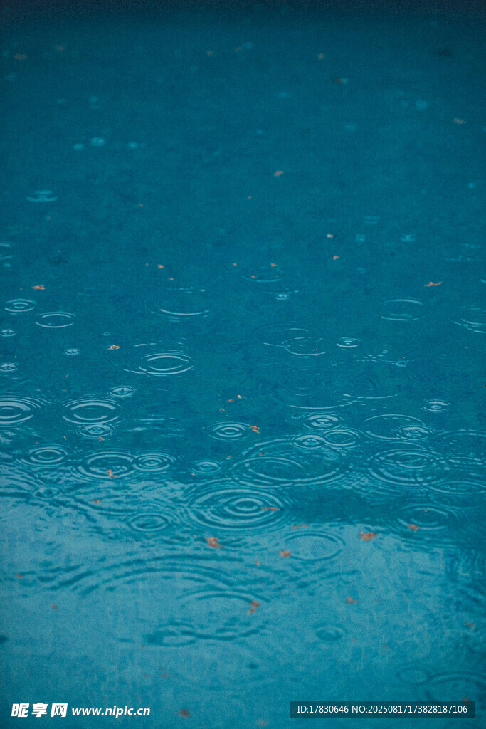 藍(lán)色水面上的點點雨滴