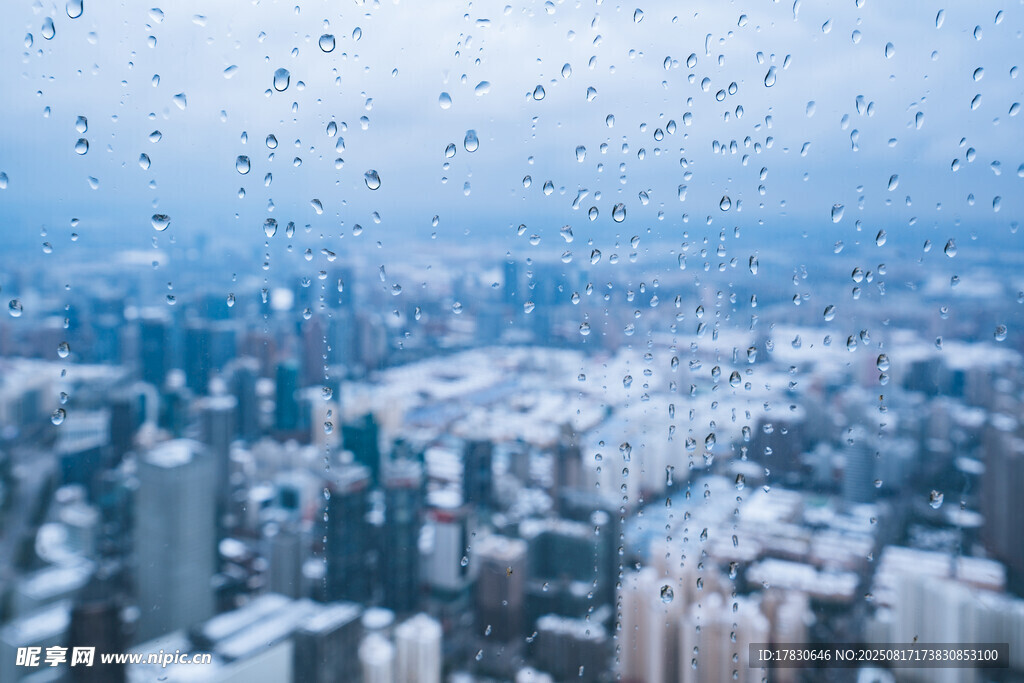 雨中俯瞰城市高樓景觀