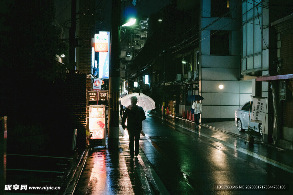 雨夜街頭行人的靜謐瞬間