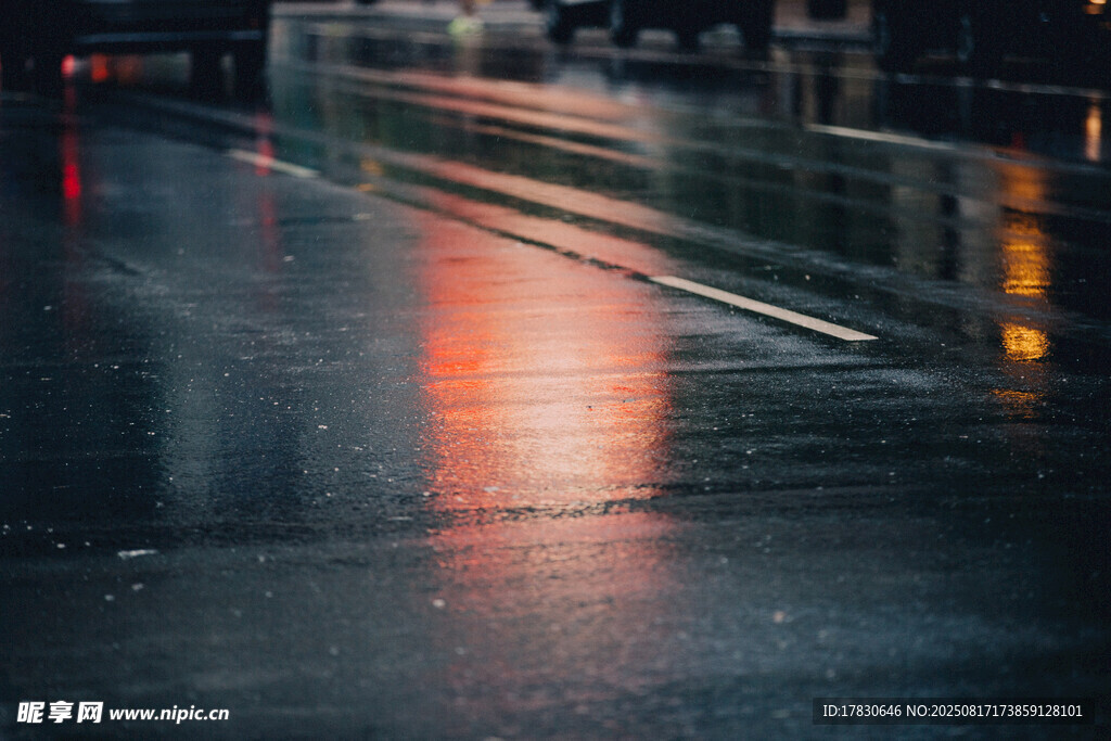 雨夜街道的光影倒影