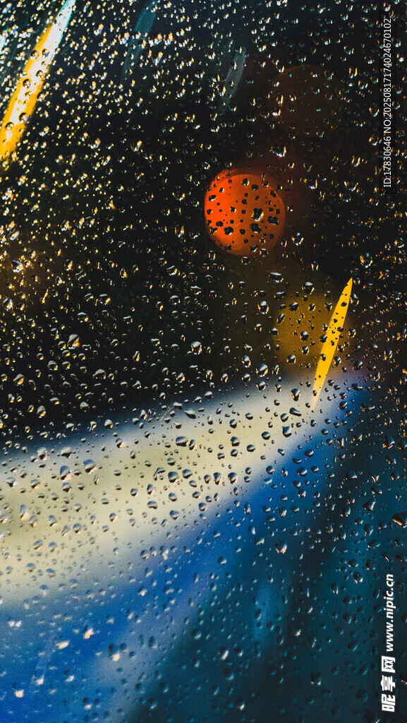 車窗雨滴中的朦朧景象