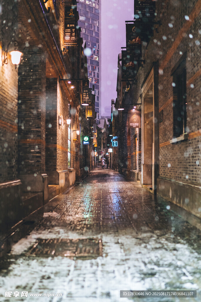 雪夜中的古樸小巷