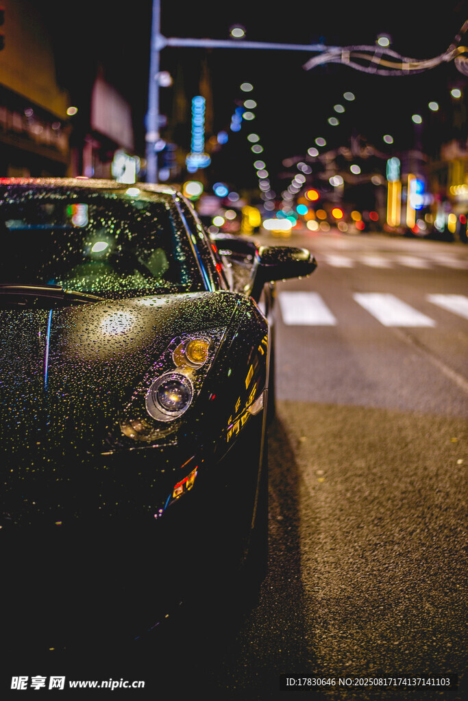 夜晚街頭的酷炫黑色汽車