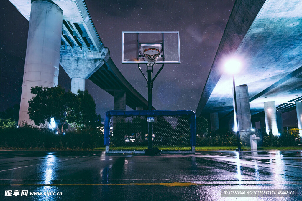 雨夜中的籃球場地