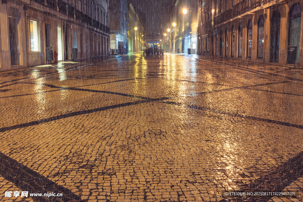 雨夜中泛光的鵝卵石街道