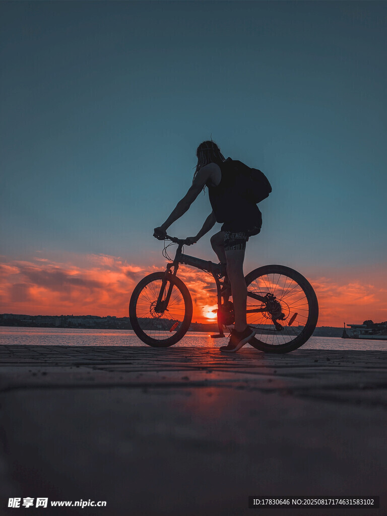 夕陽下騎行的孤獨身影