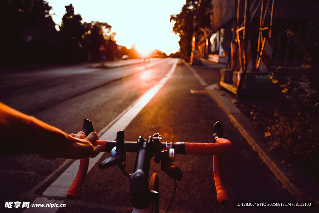夕陽下的自行車騎行視角