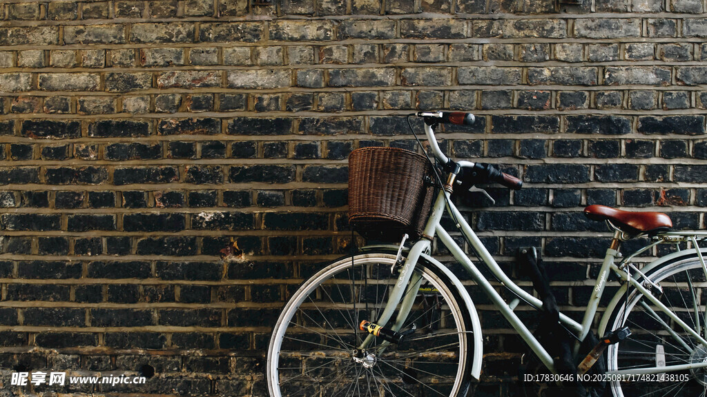 復(fù)古磚墻旁的文藝自行車