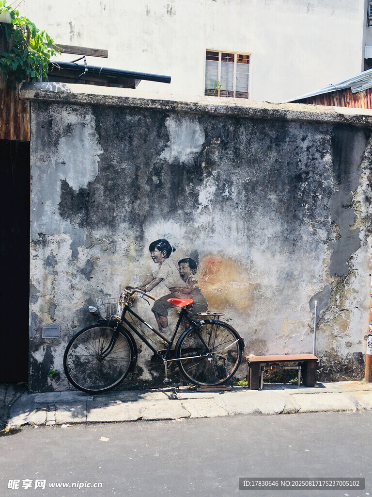 墻邊舊自行車(chē)與涂鴉景象