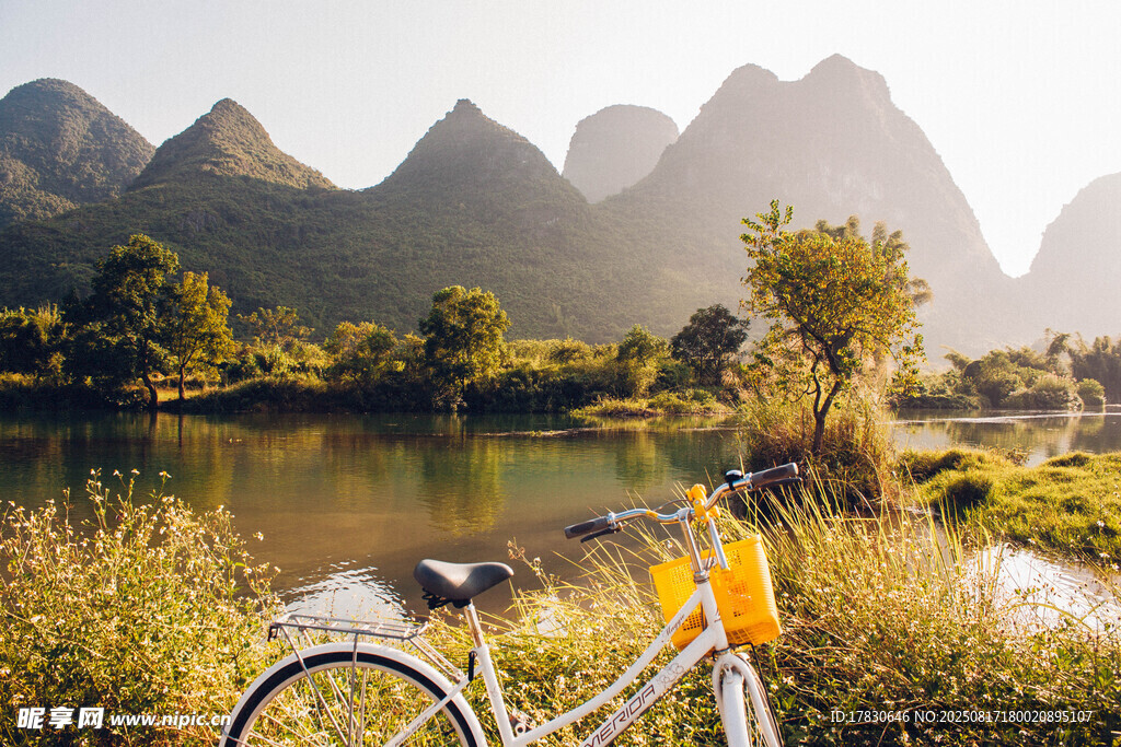 河畔自行車與秀麗山水風(fēng)光