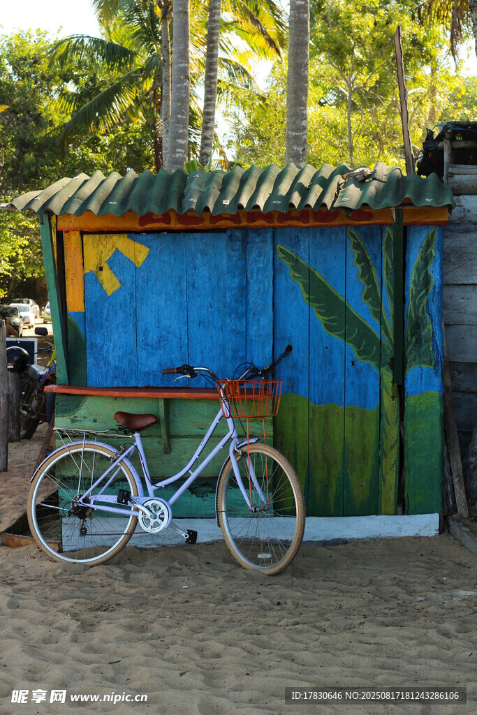 沙灘邊色彩斑斕的小屋與單車(chē)