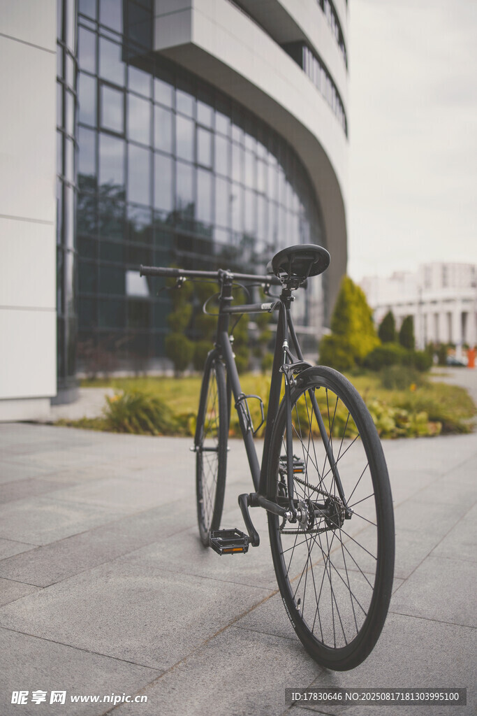 現(xiàn)代建筑前的復(fù)古自行車