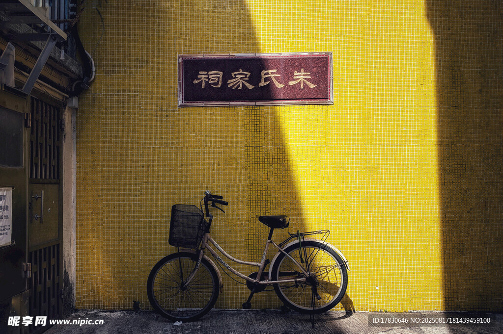 黃色墻邊的復(fù)古自行車