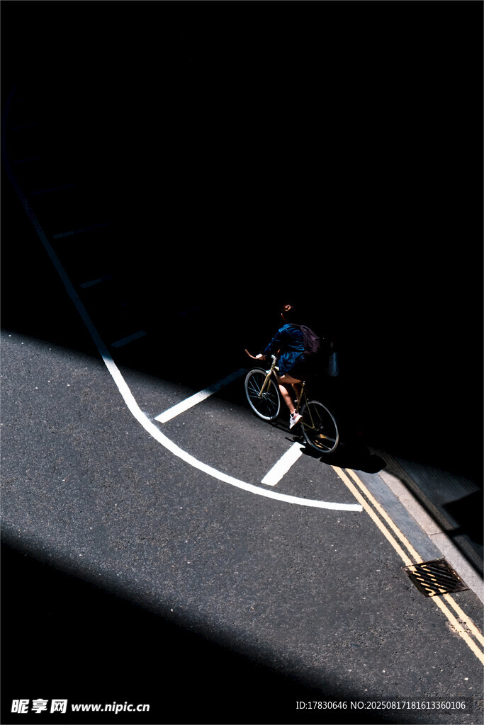 公路上騎行的單車身影