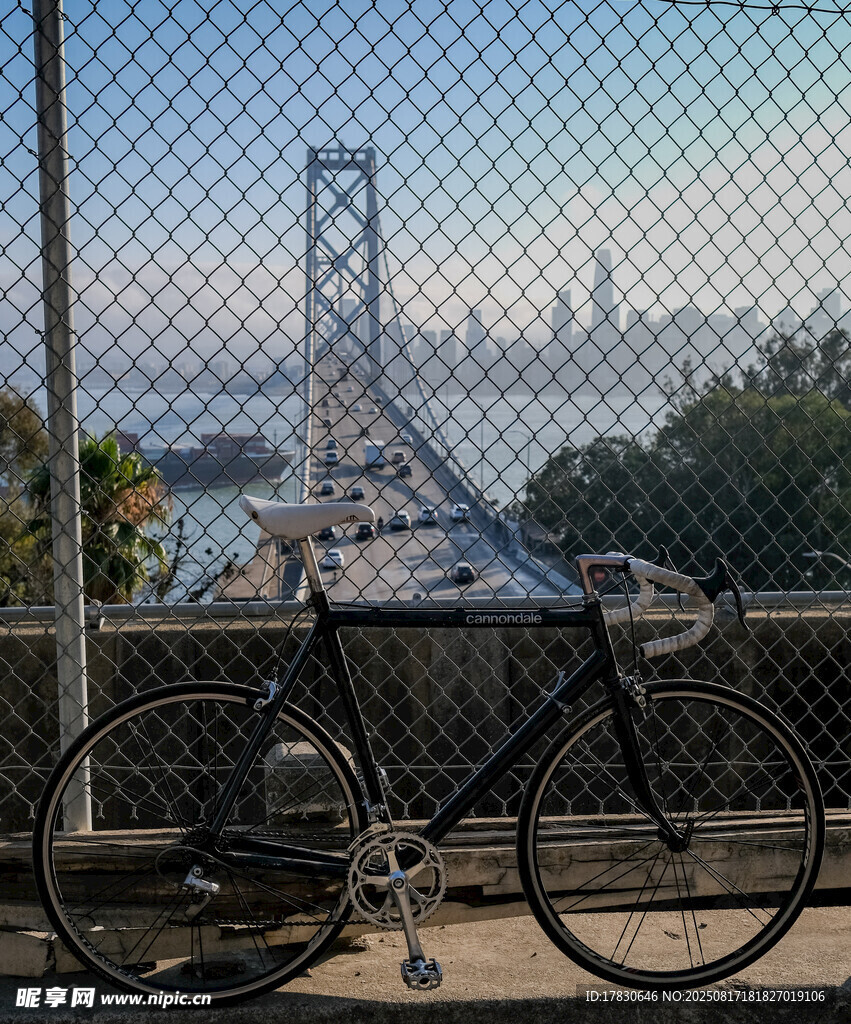 舊金山大橋旁的自行車風(fēng)景