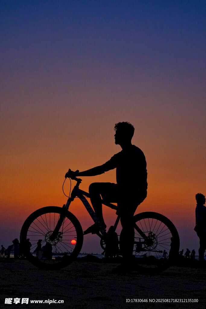 夕陽下的騎行者