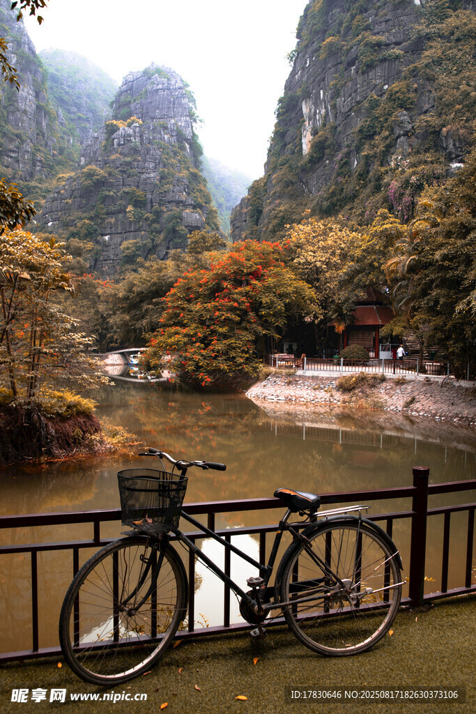 河畔自行車與山水美景