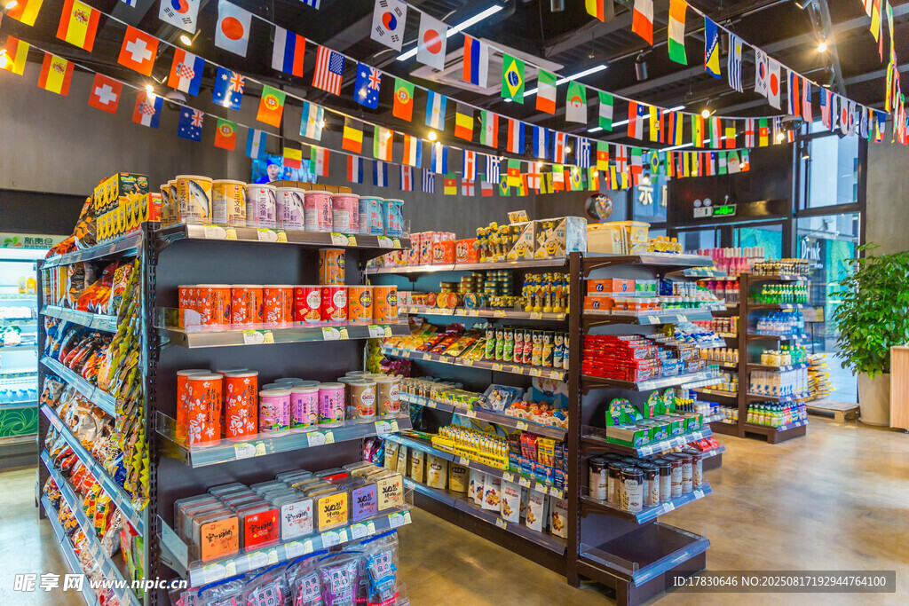 多彩商品陳列的便利店
